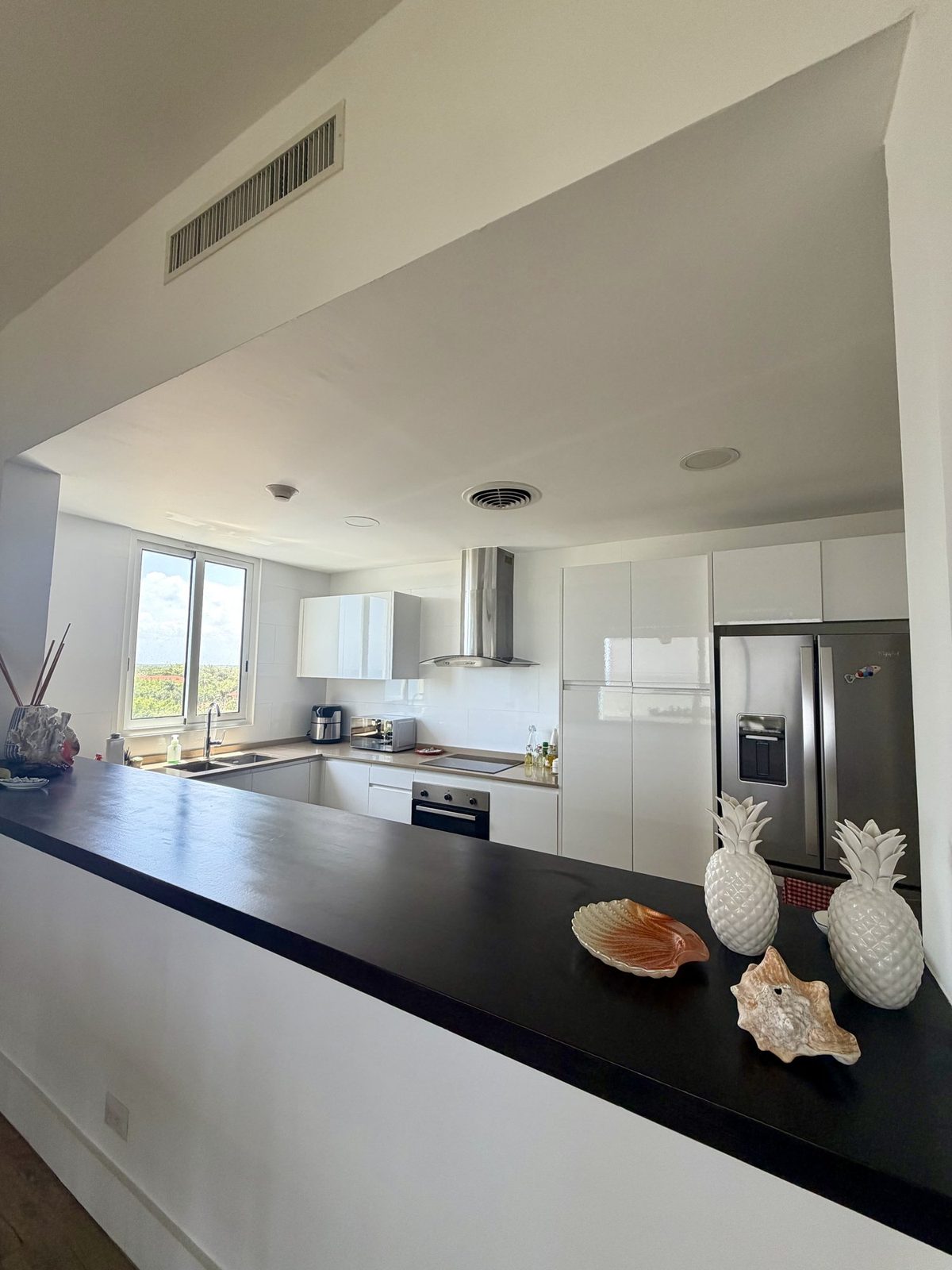 Cocina abierta y equipada con isla